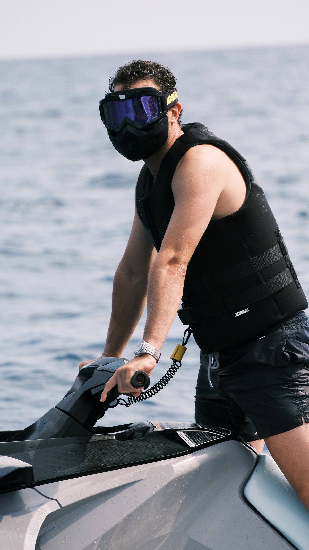 Maskhy Wavy full-face jet ski mask in Black Onyx, studio shot #color_black onyx