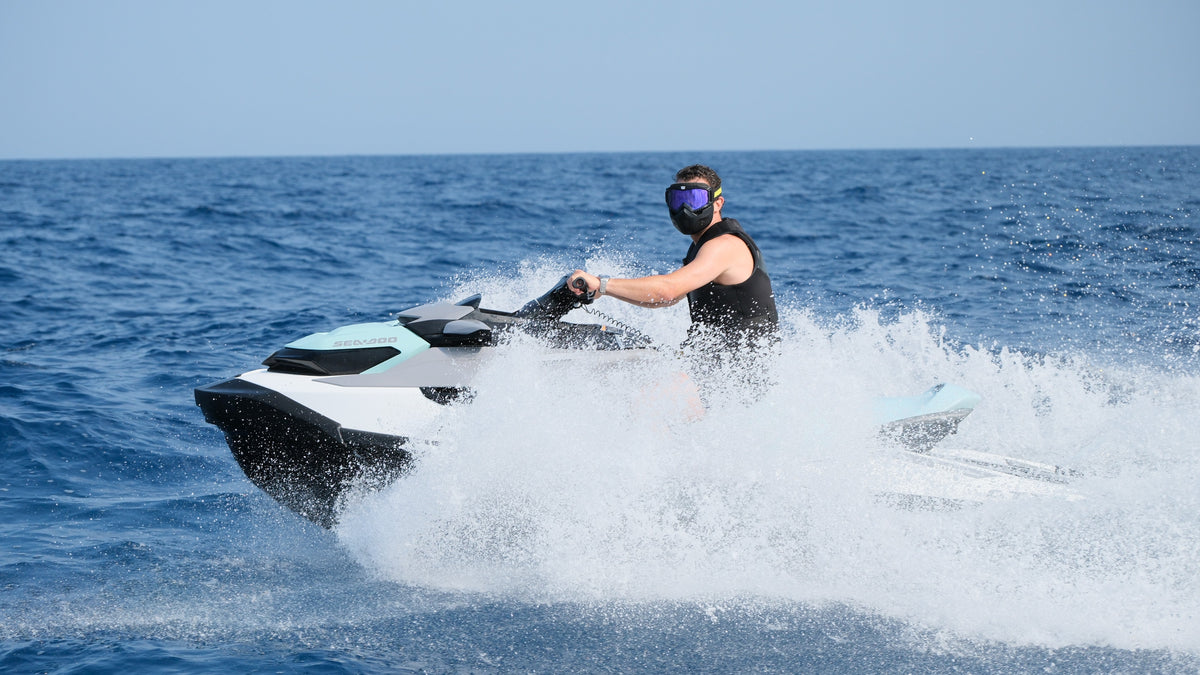 Maskhy Wavy full-face jet ski mask in Black Onyx, studio shot #color_black onyx