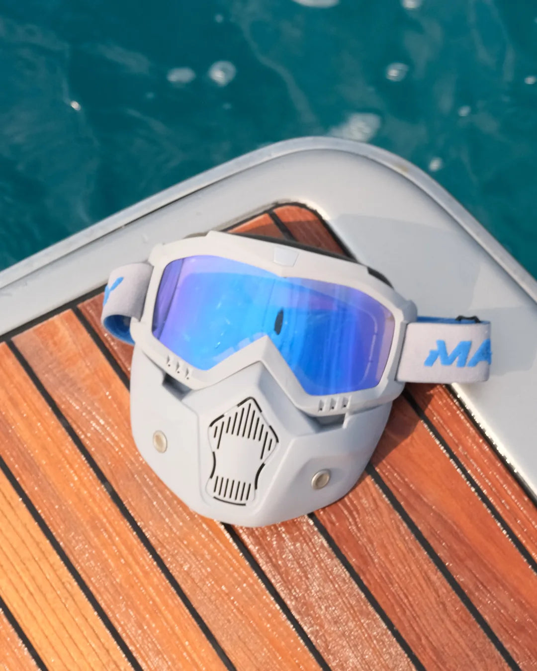 MASKHY Wavy in Stormy Gray resting on a teak deck